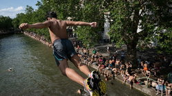 Popular city bans public alcohol amid heat wave as people take risks to cool down Melbourne Accountant