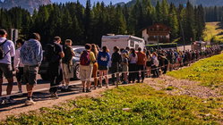 Thousands swarm stunning mountain escape as selfie tourism backlash erupts online Melbourne Accountant