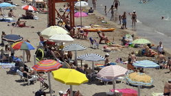 Violent brawl over lounge chairs at famous beach leaves one man dead, others facing charges Melbourne Accountant